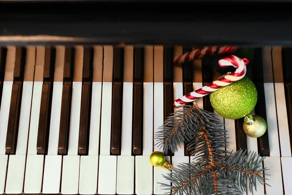Vánoční Výzdoba Jedlovými Větvemi Klavír — Stock fotografie