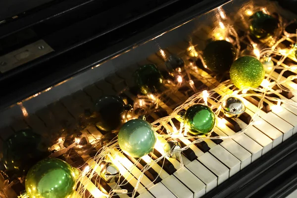 피아노 건반에 과빛나는 크리스마스 — 스톡 사진