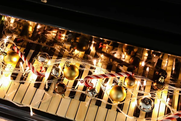 Weihnachtsdekor Mit Leuchtenden Lichtern Auf Klaviertasten — Stockfoto
