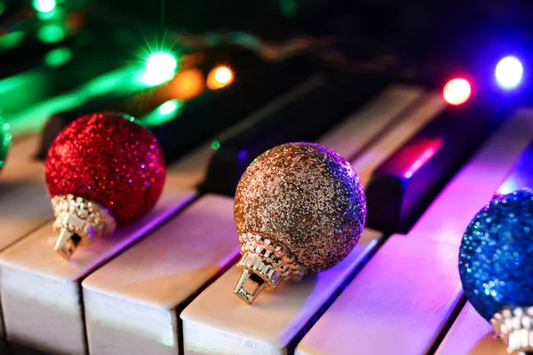피아노 건반에 빛나는 크리스마스 클로즈업 — 스톡 사진