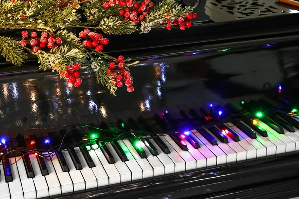 Piano Com Bolas Natal Luzes Brilhantes Bagas Rowan Close — Fotografia de Stock