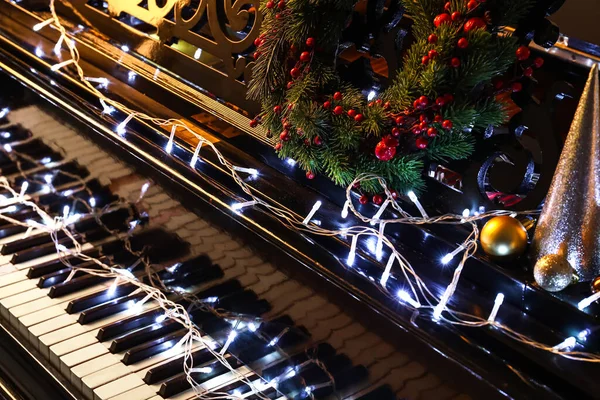 Piano Glowing Lights Christmas Decor Closeup — Stock Photo, Image