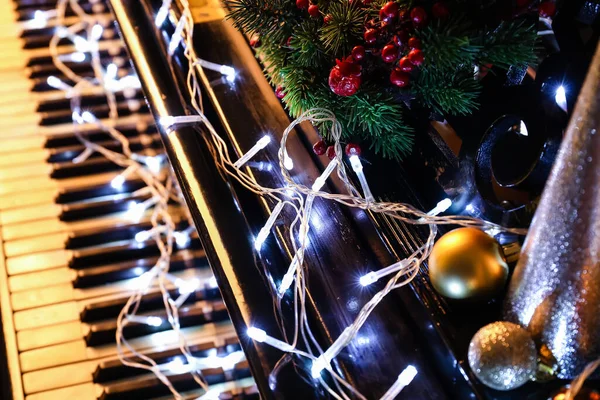 Glowing Lights Christmas Decor Black Piano Closeup — Stock Photo, Image