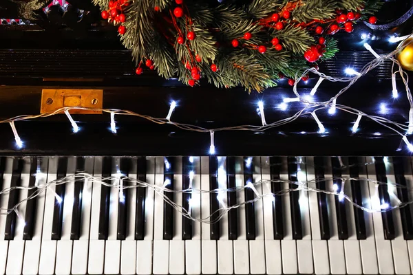 Pianoforte Nero Con Luci Luminose Ghirlanda Primo Piano — Foto Stock