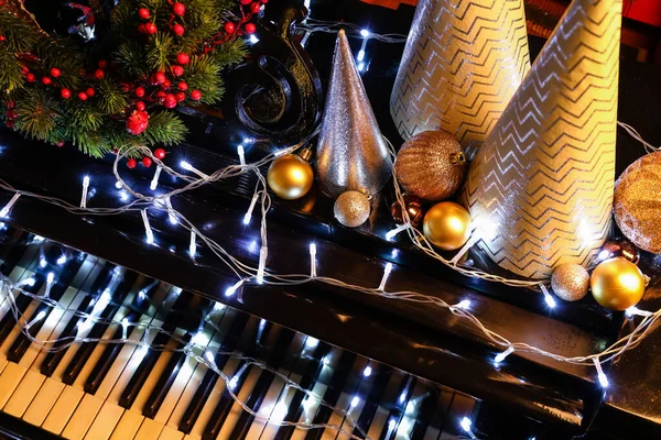 Sombreros Fiesta Con Decoración Navideña Luces Brillantes Piano Negro Primer —  Fotos de Stock