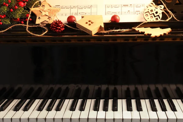 Piano Noir Avec Décor Noël Feuille Notes Gros Plan — Photo