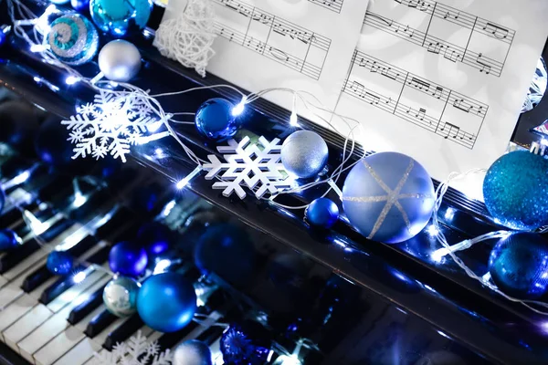 Grand Piano Beautiful Christmas Decor Glowing Lights Note Sheets Closeup — Stock Photo, Image