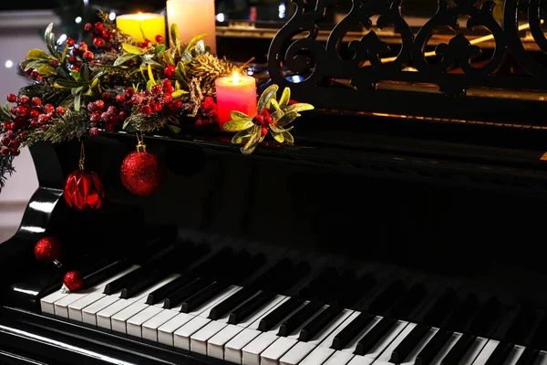 Черное Пианино Горящими Свечами Рябинами Рождественским Декором — стоковое фото