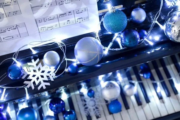 아름다운 크리스마스 디오르가 그랜드 피아노 빛나는 클로즈업 — 스톡 사진