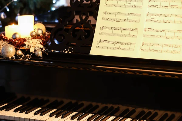 Nagy Zongora Égő Gyertyákkal Karácsonyi Dekorációval Jegyzetekkel — Stock Fotó