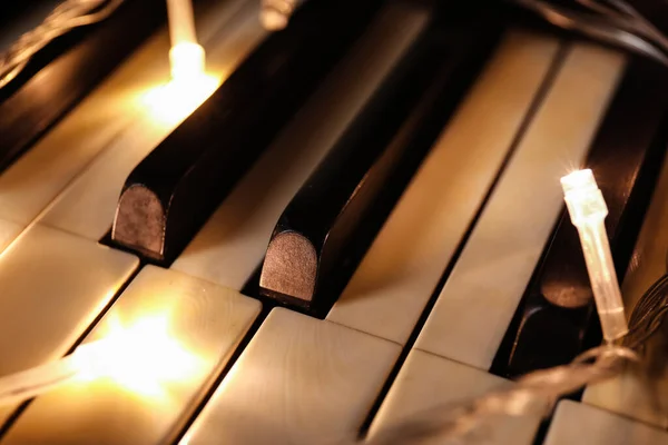 Clés Pour Piano Avec Lumières Incandescentes Gros Plan — Photo