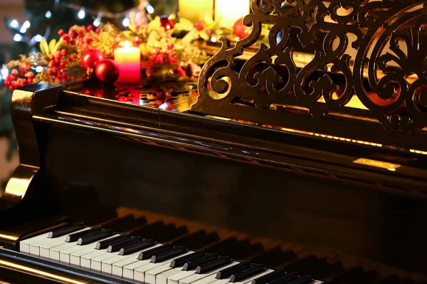 Piano Negro Decorado Para Navidad Primer Plano — Foto de Stock