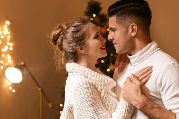 Feliz Pareja Joven Teniendo Una Cita Romántica Nochebuena —  Fotos de Stock