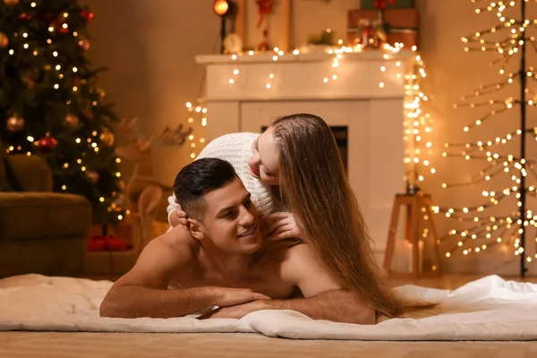 Сексуальной Молодой Пары Романтическое Свидание Канун Рождества — стоковое фото