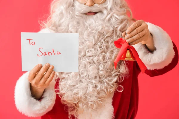 Weihnachtsmann Mit Weihnachtsglocke Und Brief Auf Rotem Hintergrund — Stockfoto