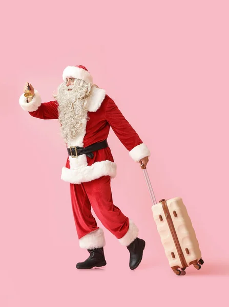 Санта Клаус Різдвяним Дзвінком Валізою Рожевому Фоні — стокове фото