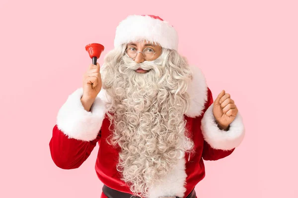 Weihnachtsmann Mit Weihnachtsglocke Auf Rosa Hintergrund — Stockfoto