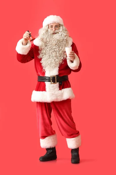Santa Claus Con Campana Navidad Vaso Leche Sobre Fondo Rojo — Foto de Stock