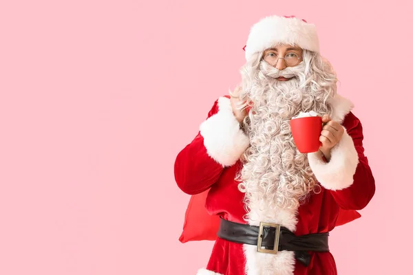 Santa Claus Filiżanką Gorącego Kakao Torba Czerwonym Tle — Zdjęcie stockowe