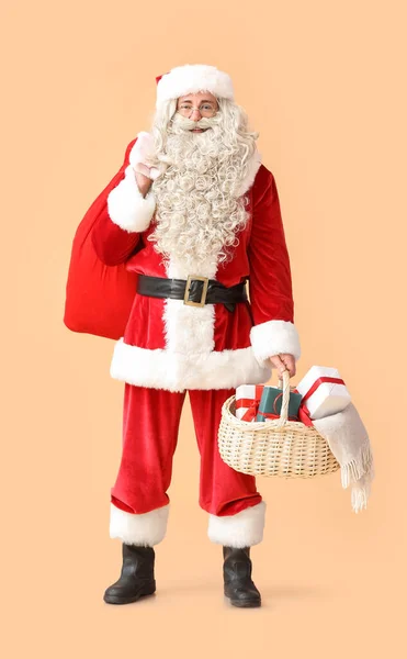 Père Noël Tenant Sac Rouge Panier Avec Des Cadeaux Sur — Photo
