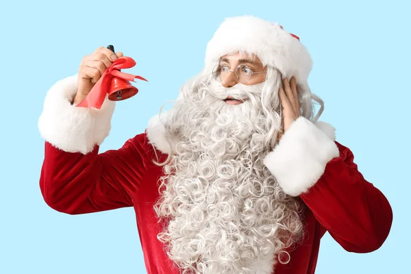 Шокированный Санта Клаус Рождественским Колоколом Синем Фоне — стоковое фото