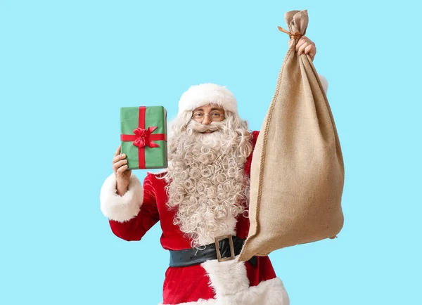 Weihnachtsmann Mit Sacksack Und Geschenk Auf Blauem Hintergrund — Stockfoto