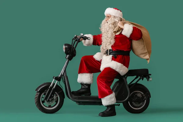 Santa Claus Workiem Rower Zielonym Tle — Zdjęcie stockowe