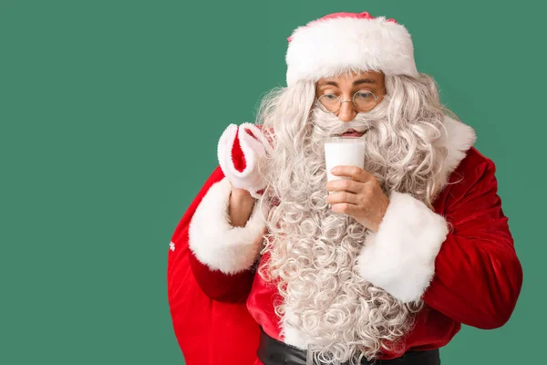 Санта Клаус Стаканом Молока Мешком Зеленом Фоне — стоковое фото