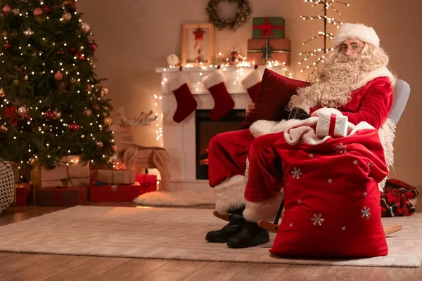 Weihnachtsmann Mit Kissen Und Tasche Sitzt Heiligabend Zimmer — Stockfoto