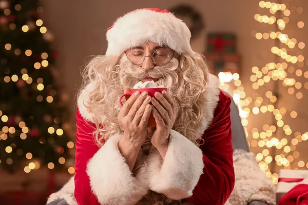 Der Weihnachtsmann Hält Heiligabend Eine Tasse Heißen Kakao Mit Marshmallows — Stockfoto
