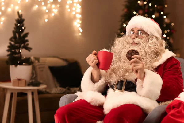 Père Noël Avec Tasse Chocolat Chaud Biscuit Dans Chambre Soir — Photo