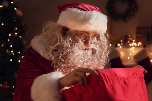 Weihnachtsmann Mit Sack Zimmer Der Weihnachtsnacht — Stockfoto