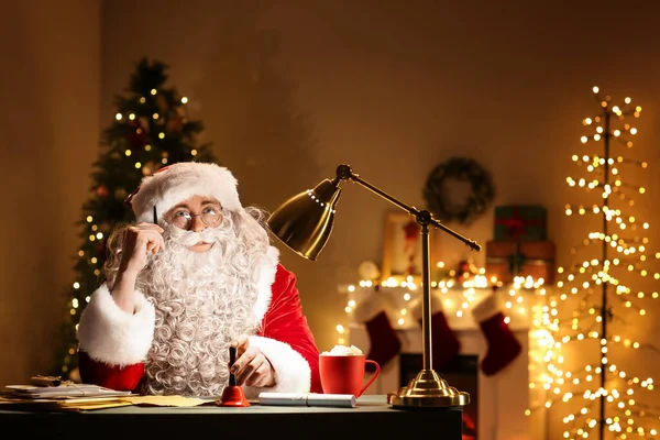 Jultomten Med Julen Klocka Sitter Rummet Natten — Stockfoto