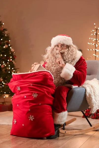Santa Claus Con Bolsa Mostrando Gesto Silencio Habitación Víspera Navidad — Foto de Stock