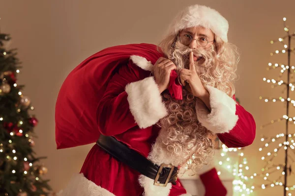 Santa Claus Con Bolsa Mostrando Gesto Silencio Habitación Víspera Navidad — Foto de Stock