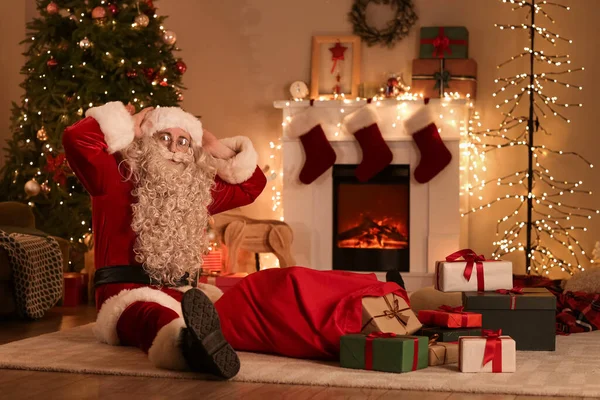 Σοκαρισμένος Άγιος Βασίλης Τσάντα Και Δώρα Κάθεται Στο Δωμάτιο Την — Φωτογραφία Αρχείου