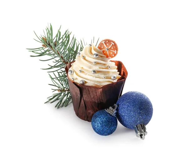 Вкусный Рождественский Кекс Елка Ветки Мяч Белом Фоне — стоковое фото