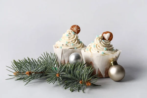 Вкусные Рождественские Кексы Декор Светлом Фоне — стоковое фото