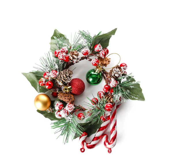 Světlé Vánoční Věnec Jedlových Větví Koule Dekor Izolované Bílém Pozadí — Stock fotografie