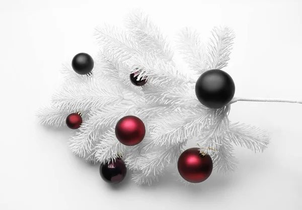 Hermosa Rama Abeto Navidad Con Bolas Aisladas Sobre Fondo Blanco —  Fotos de Stock