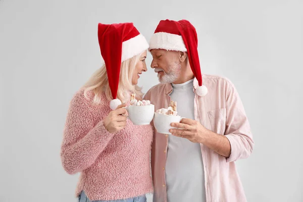 Glad Mogen Par Santa Hattar Och Med Varm Choklad Ljus — Stockfoto