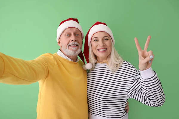 Glad Moget Par Santa Hattar Tar Selfie Färg Bakgrund — Stockfoto