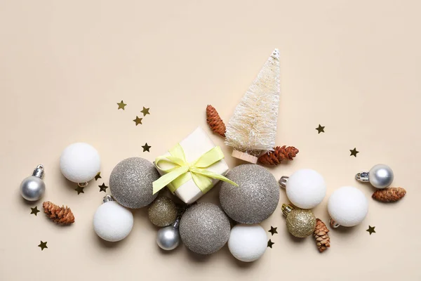 Krásná Vánoční Kompozice Dekoracemi Dárkové Krabice Barevném Pozadí — Stock fotografie