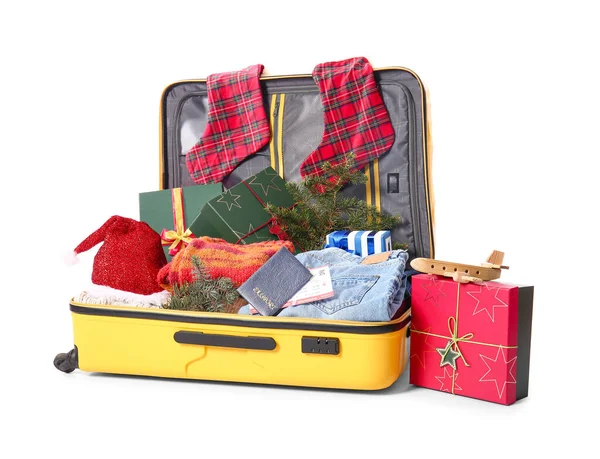 Koffer Mit Kleidung Geschenkschachteln Und Dokumenten Auf Weißem Hintergrund Weihnachtsferien — Stockfoto