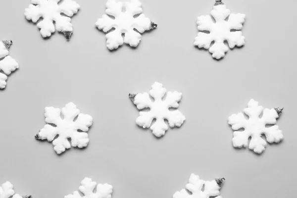 Hermosas Decoraciones Navideñas Forma Copos Nieve Sobre Fondo Gris —  Fotos de Stock