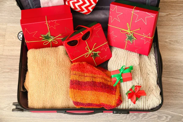 Koffer Met Kleding Geschenkdozen Zonnebril Vloer Close Kerstvakantie Concept — Stockfoto