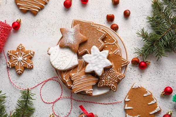 Plate Different Gingerbread Cookies Christmas Decorations Light Background — Stock Photo, Image