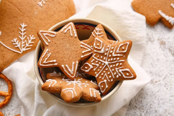 Bowl Tasty Gingerbread Cookies Light Background — Stock Photo, Image