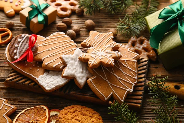 Brädan Med Läckra Pepparkakor Trä Bakgrund Närbild — Stockfoto