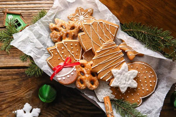 Smaklig Pepparkakor Kakor Och Gran Grenar Trä Bakgrund — Stockfoto